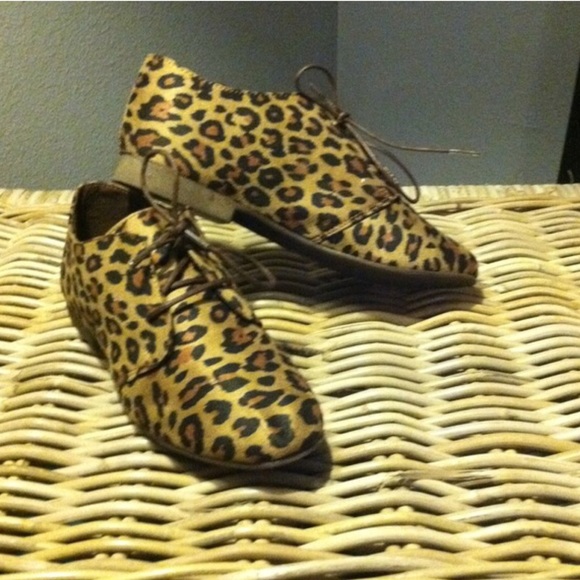 Last Pair ✅ Women’s  Leopard print lace-up oxfords - Picture 2 of 2